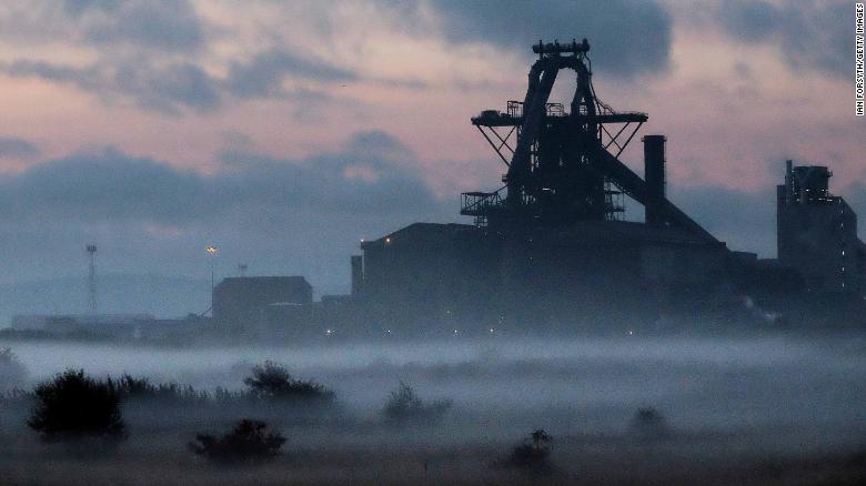 REDCAR, ENGLAND - SEPTEMBER 29: Die Dämmerung bricht über dem Hochofen im Stahlwerk von SSI UK am September 29, 2015 in Redcar, England. Nach der Ankündigung, dass SSI UK das Werk stilllegt und die Stahlproduktion einstellt, sind 1700-Arbeitsplätze am Standort Teesside verloren gegangen. (Foto von Ian Forsyth / Getty Images)