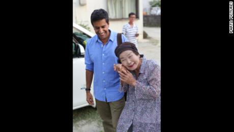 Okinawa resident Umeto Yamashiro, 97, with CNN&#39;s Dr. Sanjay Gupta.