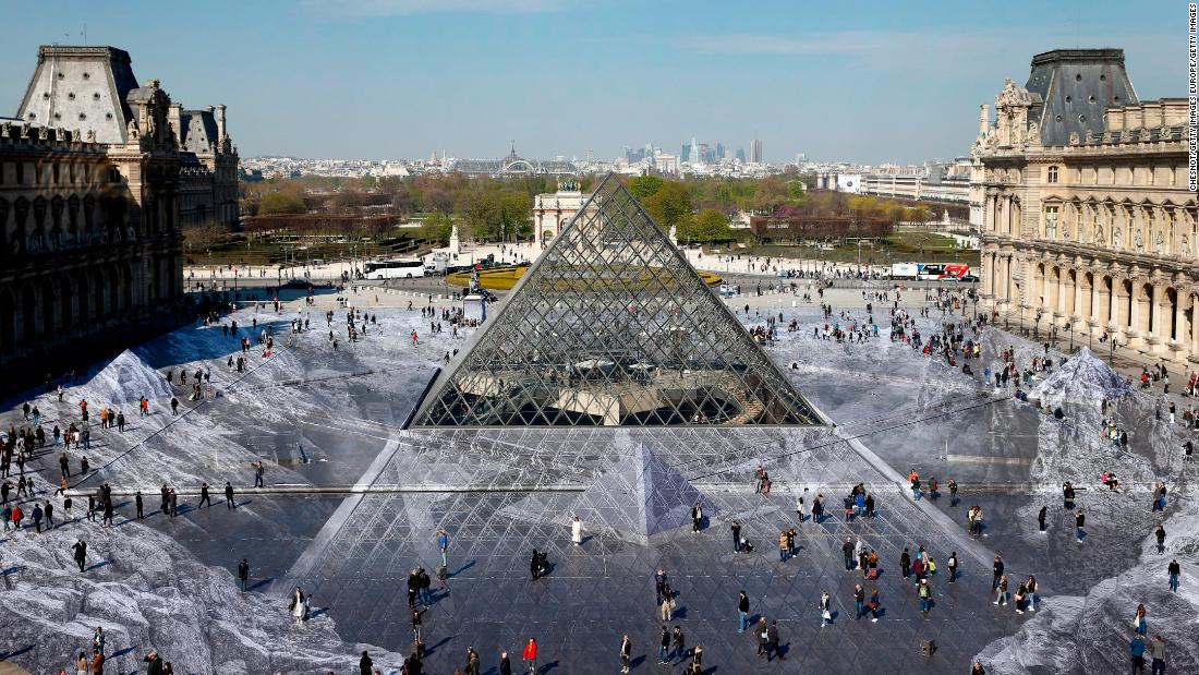 Луврын музейн алдарт Пирамид 30 жилийн ойгоо тэмдэглэв