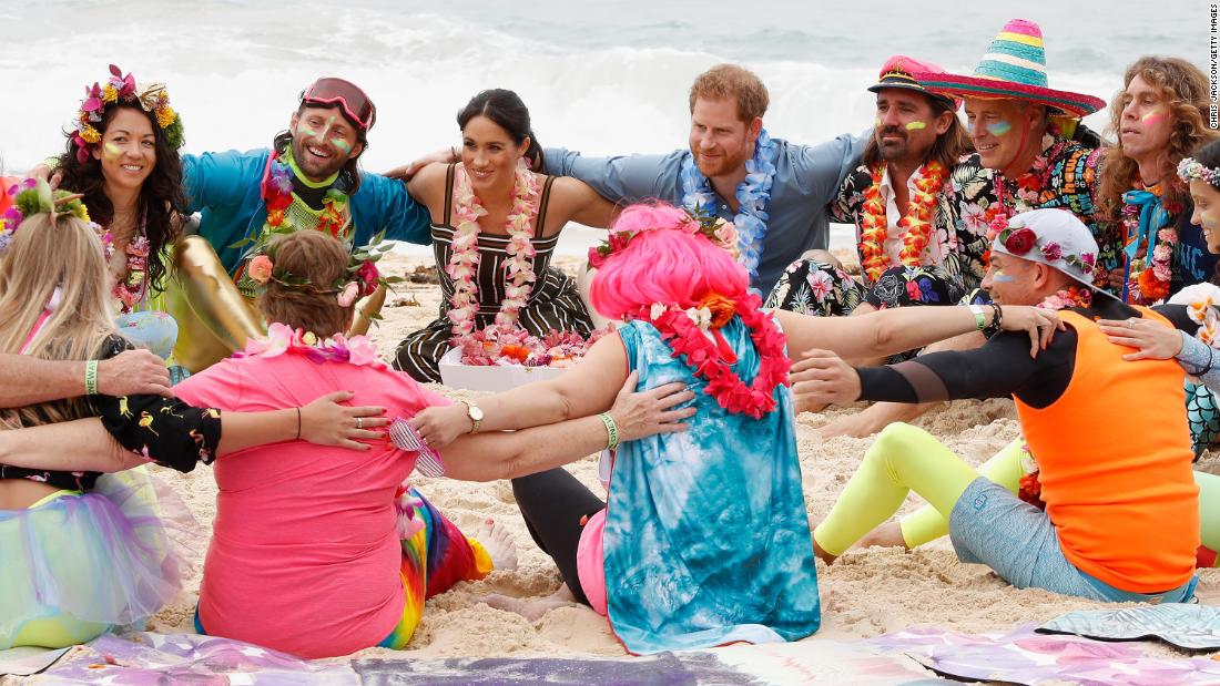 The couple talks to members of OneWave, an awareness group for mental health and well-being, in Sydney in October 2018.