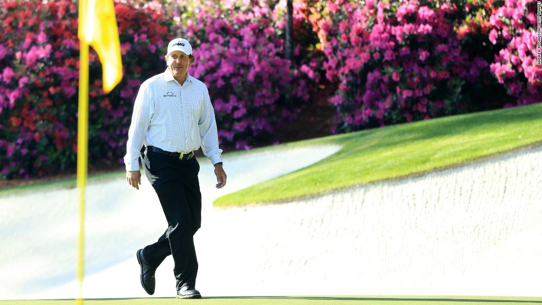 Popular left-hander Phil Mickelson is one of 17 players to have won multiple Masters titles. The three-time champion won the first of his five major titles at Augusta in 2004 after three straight third places. Even at 50, Mickelson remains a Masters threat. 