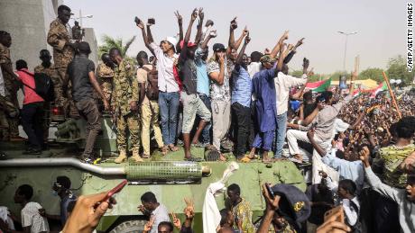 Sudanese anti-regime demonstrators stand on an army armoured military vehicle on April 11, 2019 as they cheer and flash the sign of victory in the area around the army headquarters where protesters have held an unprecedented sit-in now in its sixth day in Sudan&#39;s capital Khartoum to call on their president to step down. - The Sudanese army is planning to make &quot;an important announcement&quot;, state media said today, after months of protests demanding the resignation of longtime leader President Omar al-Bashir. Thousands of Khartoum residents chanted &quot;the regime has fallen&quot; as they flooded the area around the military headquarters.
