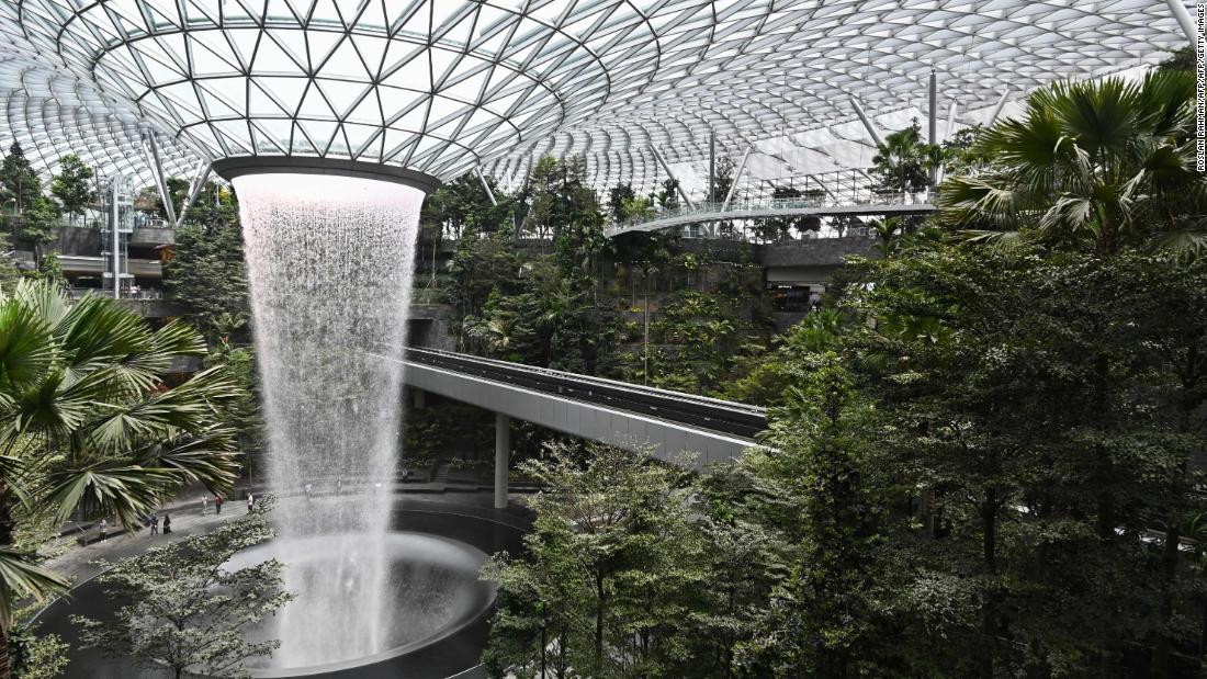 La cascada interior más grande del mundo está dentro del aeropuerto de ...