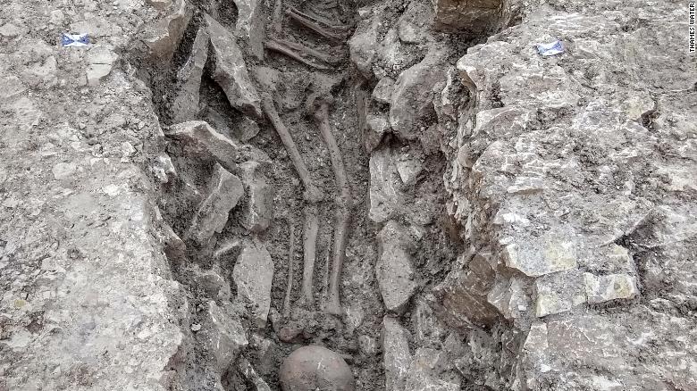 A skeleton found with its skull placed at its feet.