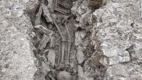 A skeleton found with its skull placed at its feet.