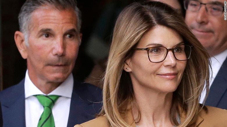 Lori Loughlins Daughters Break Silence On Her Birthday Cnn 6502