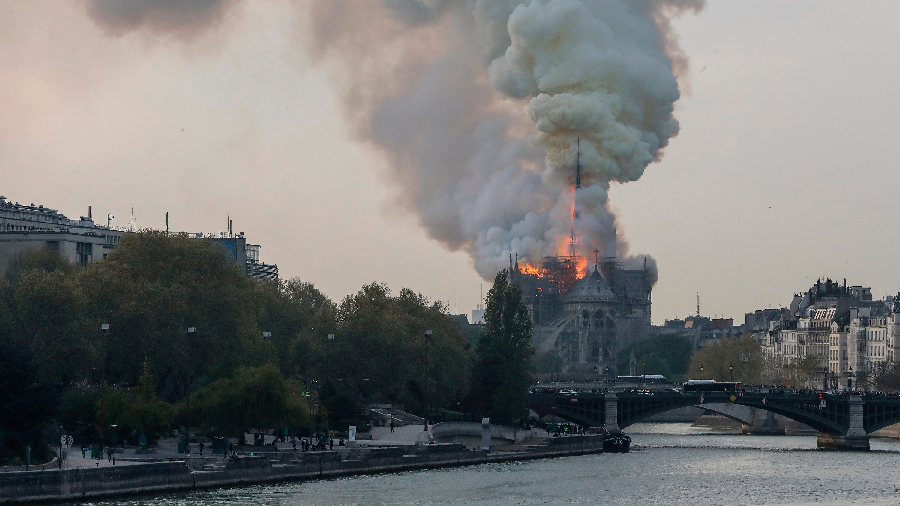 Catedral de Notre Dame se incendia en París - CNN Video