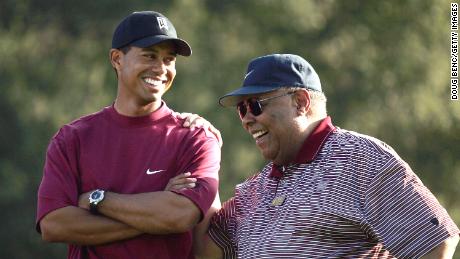 Tiger Woods & # 39; Părintele Earl a fost lumina sa regizoare înainte de moartea sa în 2006. 