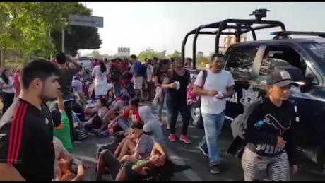 Crece por miles la nueva caravana de inmigrantes mientras avanza hacia el norte de M xico