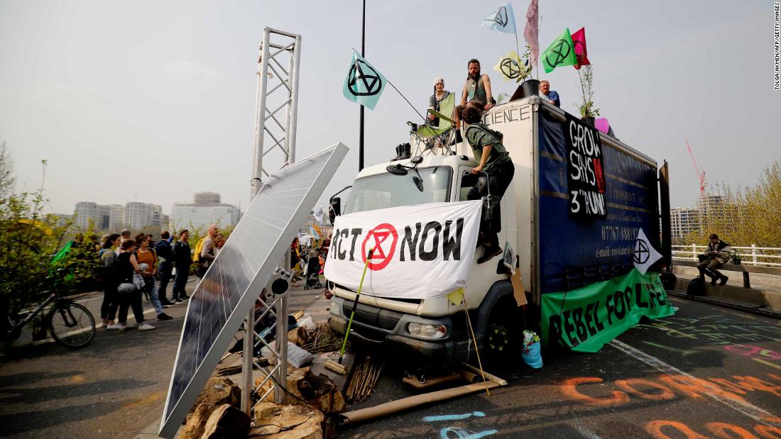 Extinction Rebellion: Emma Thompson Boards The Pink Climate Change Boat ...