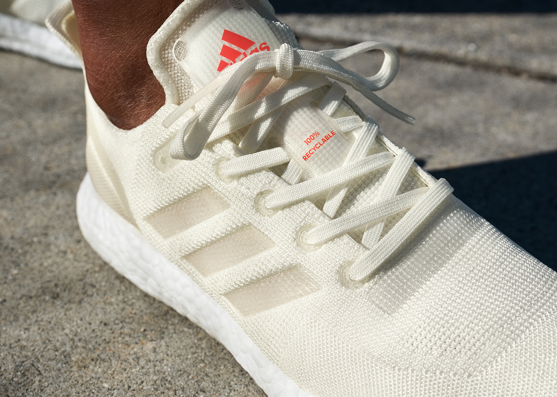 Decepción idea Impresionismo Adidas anuncia zapatillas para correr hechas de plástico reciclado y 100%  reciclables - CNN Video