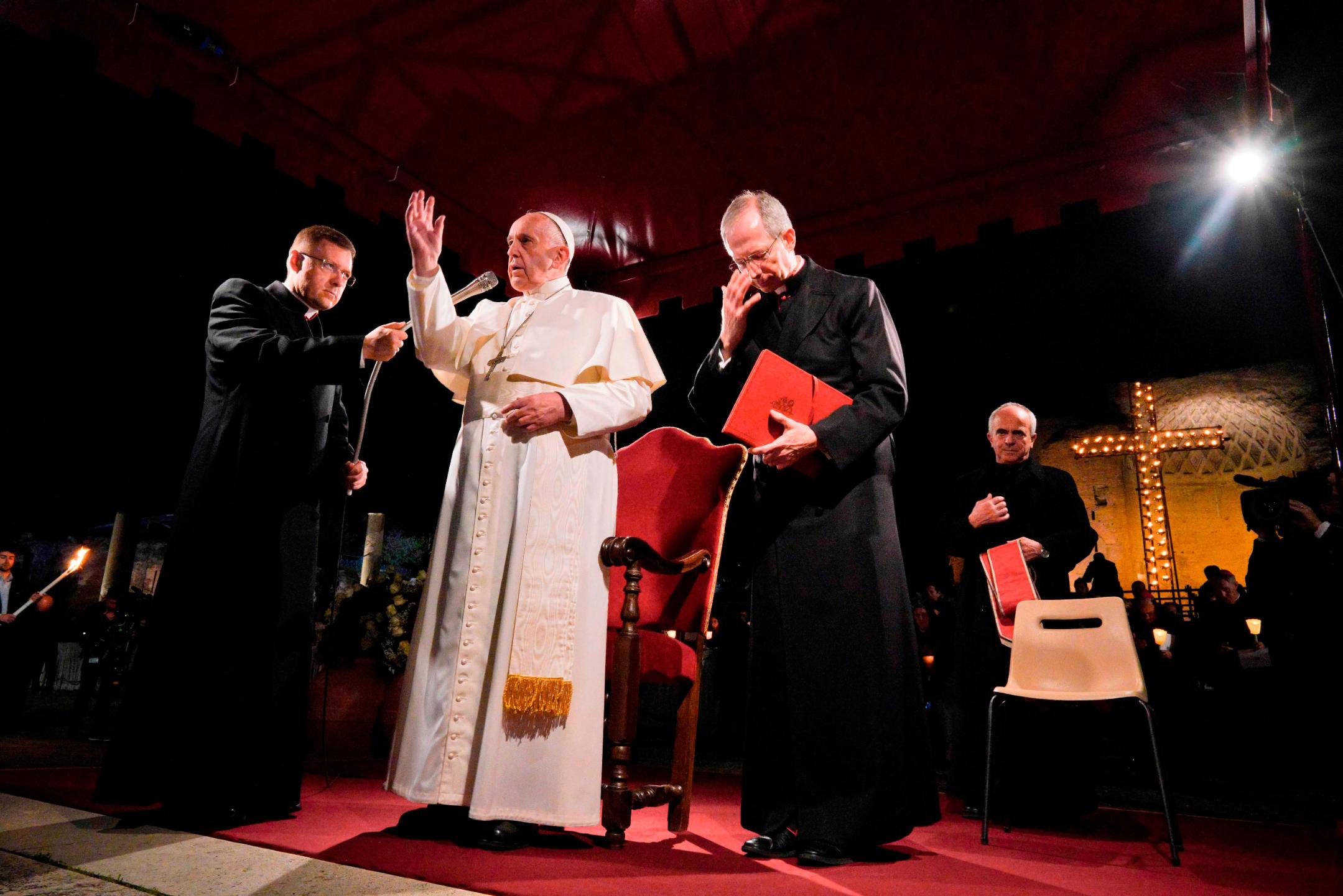 Papa Francisco pide por migrantes en Viernes Santo