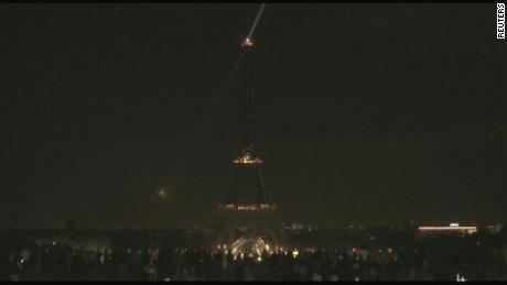 The Eiffel Tower went dark at midnight to pay tribute to the victims of the Sri Lanka bombings.