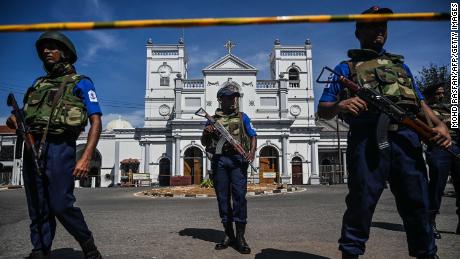 Le Sri Lanka interdit tous les masques faciaux à des fins de `` protection du public ''  après des attentats à la bombe