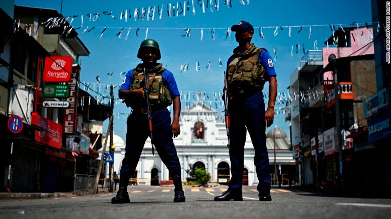 TOPSHOT - Security personnel stand guard near St. Anthony&#39;s Shrine in Colombo on April 24, 2019, three days after a series of bomb blasts targeting churches and luxury hotels in Sri Lanka. - The toll in a series of suicide bomb blasts on Easter Sunday targeting hotels and churches in Sri Lanka has risen to 359, police said on April 24. (Photo by Jewel SAMAD / AFP) (Photo credit should read JEWEL SAMAD/AFP/Getty Images)