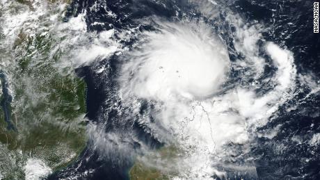 Cyclone Kenneth: Thousands of people evacuated in Mozambique ahead of major storm