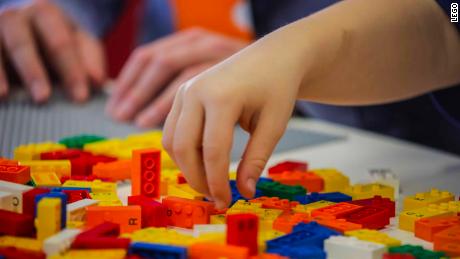 dos objetivo paleta Fichas de lego se adaptan al lenguaje Braille - CNN Video