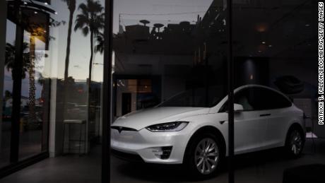 Tesla boosts range of Model S to 370 miles