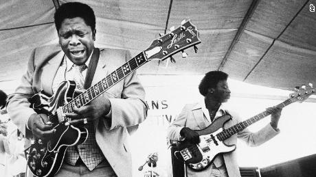 B.B. King and an accompanist perform in 1980 at New Orleans&#39; Jazz Fest.