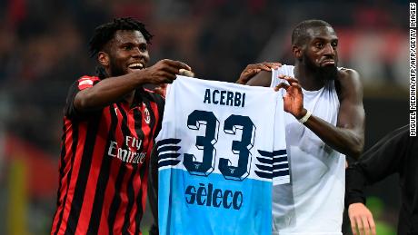 Franck Kessie (L) and Tiemoue Bakayoko hold the jersey of Lazio&#39;s Italian defender Francesco Acerbi after a Serie A league match.