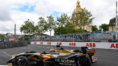 Jean-Eric Vergne races past Les Invalides on his way to victory at last year&#39;s Paris ePrix.