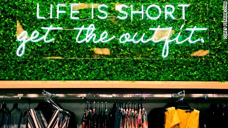 A sign in the outfit bar encourages time-strapped shoppers to grab one of the looks Kohl&#39;s features in the section.