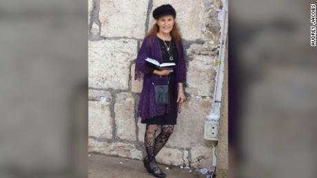 Woman killed while protecting rabbi during shooting 