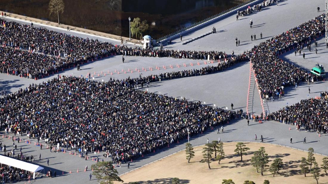 Akihito&#39;s final New Year&#39;s greetings draws a huge crowd at the Imperial Palace in Tokyo in January 2019.