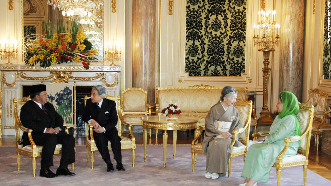 Akihito talks with Malaysian King Syed Sirajuddin while Michiko meets with Queen Tuanku Fauziah in 2005.