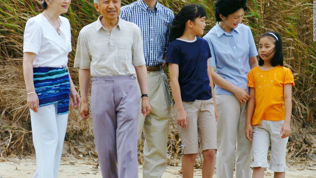 Akihito and Michiko walk on a beach in Shimoda, Japan, in 2004. Joining them were their son Fumihito and Fumihito&#39;s family: wife Kiko and daughters Mako and Kako.