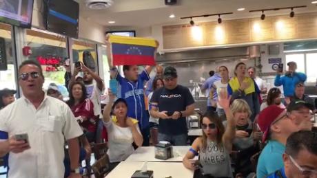 Venezolanos se unen al llamado de Guaidó y cantan el himno nacional en  Florida - CNN Video