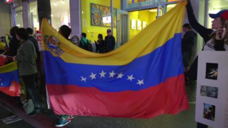 Venezolanos Protestan En El Teatro Chino De Los Angeles Cnn Video