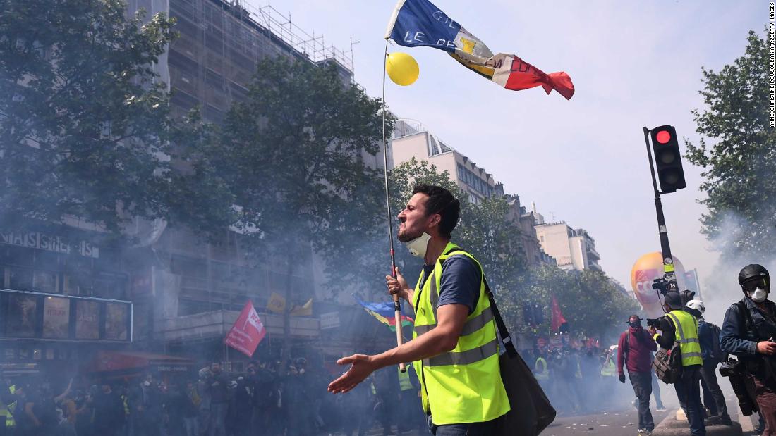 Paris May Day scuffles Gilets jaunes join protesters as French police