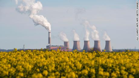 UK should slash emissions to net zero by 2050, say climate change advisers