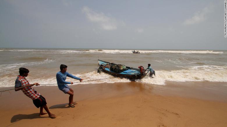 I pescherecci sulla spiaggia di Konark si preparano per il ciclone Fani nell'Odisha. 