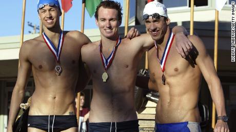 Aaron Peirsol (center), Michael Phelps (right) and Chris DeJong (left), on the podium of the Men&#39;s 200m backstroke final in 2004 at the Santa Clara XXXVII International Swim Meet.