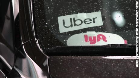 CHICAGO, ILLINOIS - APRIL 10: A ride share driver picks up passengers at O&#39;Hare Airport on April 10, 2019 in Chicago, Illinois. In response to the death of 21-year-old University of South Carolina student Samantha Josephson, the South Carolina House has approved a bill that would require Uber, Lyft and other ride sharing vehicles to have illuminated signs. Josephson was killed after climbing into a vehicle that she thought was her Uber ride.  (Photo by Scott Olson/Getty Images)