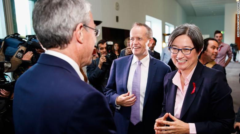 Labor Senator Penny Wong (R) and Labor opposition leader Bill Shorten (C) celebrate after parliament passed the same-sex marraige bill on December 7, 2017. 