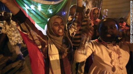 Sudanese forces storm barricades at sit-in demo