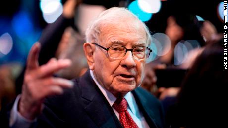 Warren Buffett&#39;s Berkshire Hathaway just made a $900 million bet on Amazon