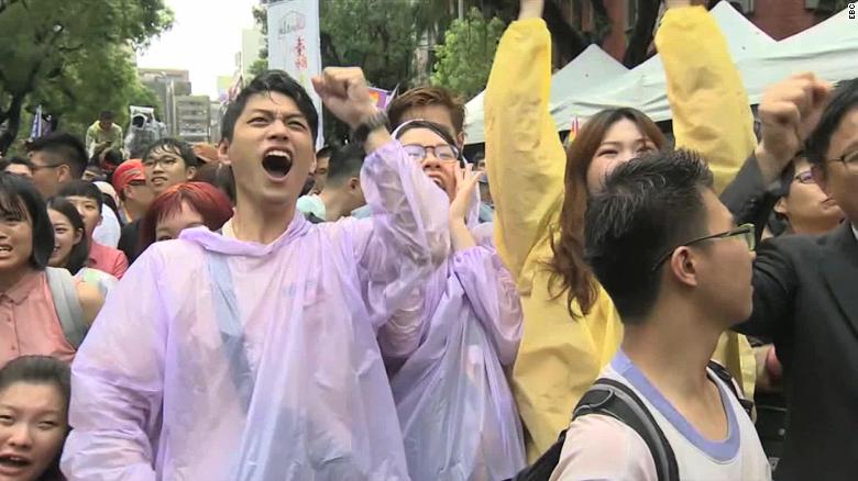 Taiwan Celebrates Asias First Same Sex Weddings Cnn