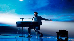 TEL AVIV, ISRAEL - MAY 18: Duncan Laurence, representing Netherlands , performs live on stage during the 64th annual Eurovision Song Contest held at Tel Aviv Fairgrounds on May 18, 2019 in Tel Aviv, Israel. (Photo by Michael Campanella/Getty Images)