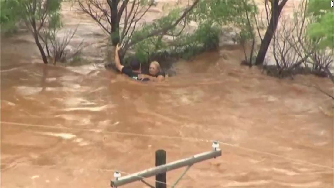 Video muestra dramático rescate de una mujer que era arrastrada por el ...