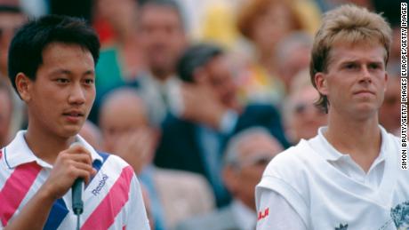 After his underhand serve against Ivan Lendl, Michael Chang (left) went on to beat Stefan Edberg in the 1989 French Open final. 