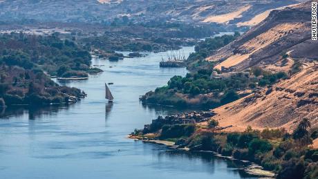 El Nilo, visto aquí en Asuán en Egipto, fluye más de 4,100 millas a través de 11 países y hacia el Mediterráneo. 