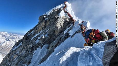 A handout photo taken on May 22, 2019 and released by climber Nirmal Purja&#39;s Project Possible expedition shows heavy traffic of mountain climbers lining up to stand at the summit of Mount Everest. Many teams had to line up for hours on May 22 to reach the summit, risking frostbites and altitude sickness, as a rush of climbers marked one of the busiest days on the world&#39;s highest mountain. 