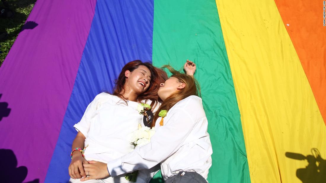 Taiwan Celebrates Asias First Same Sex Weddings Cnn 