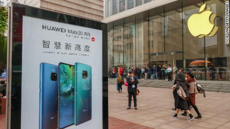 Huawei CEO says China shouldn&#39;t punish Apple