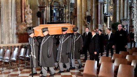 Lauda&#39;s coffin arrives at St. Stephen&#39;s Cathedral in Vienna.