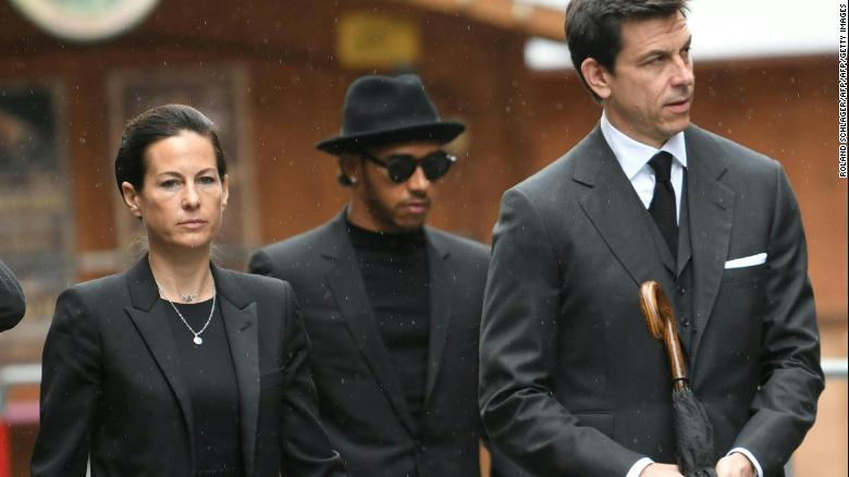 Hamilton arrives at Lauda&#39;s funeral alongside Birgit Lauda and Mercedes boss Toto Wolff.